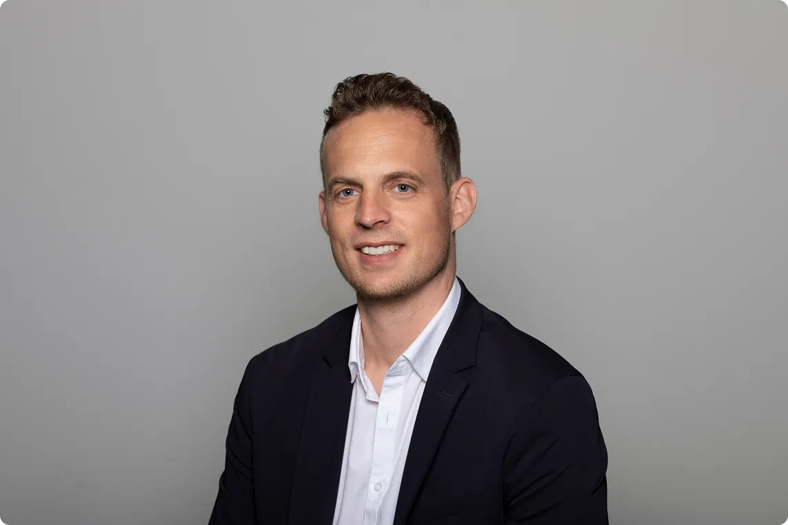 Herwig Ofner, Sprech- und Stimmtrainer in Wien, lächelnd
