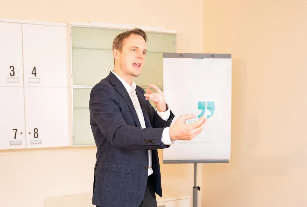 Herwig Ofner gestikuliert während einer Präsentation in Wien