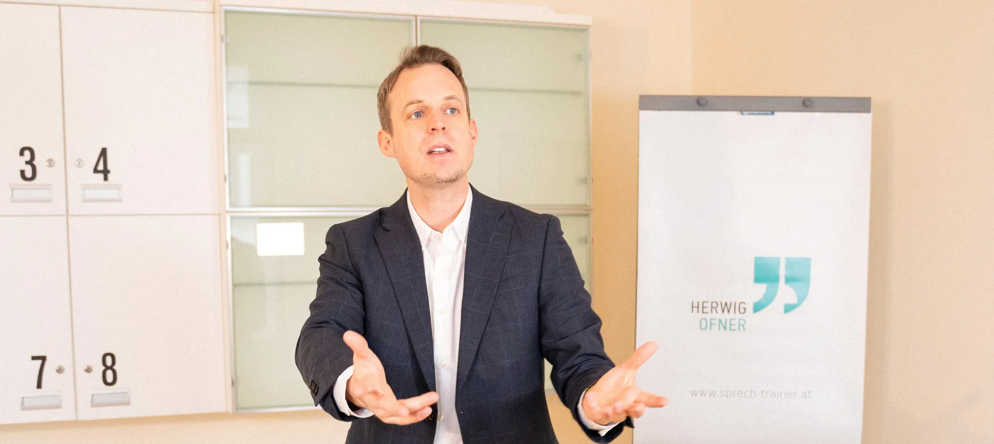 Herwig Ofner spricht vor Publikum, Rhetoriktrainer in Wien