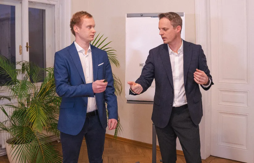 Herwig Ofner im Rhetoriktraining mit einem Teilnehmer in Wien