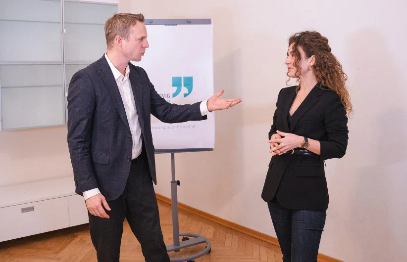 Herwig Ofner im Verkaufstraining mit einer Teilnehmerin in Wien