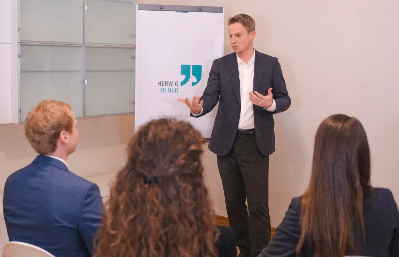 Herwig Ofner leitet ein Verkaufstraining mit einer Gruppe