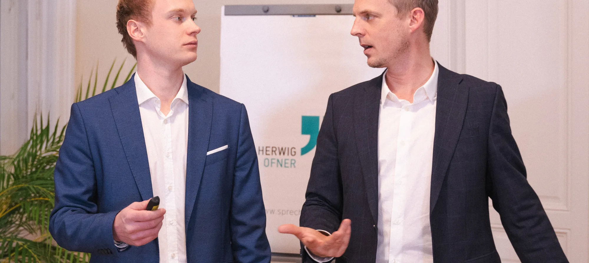 Zwei Gesprächspartner im Verkaufsgespräch, Training bei Herwig Ofner