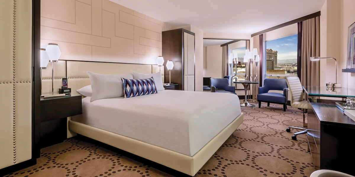 Valley Deluxe Room King Pool View | Harrah's Las Vegas