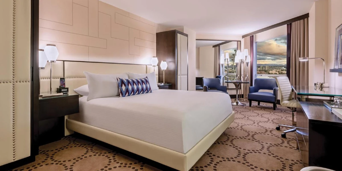 Valley Deluxe Room King City View | Harrah's Las Vegas