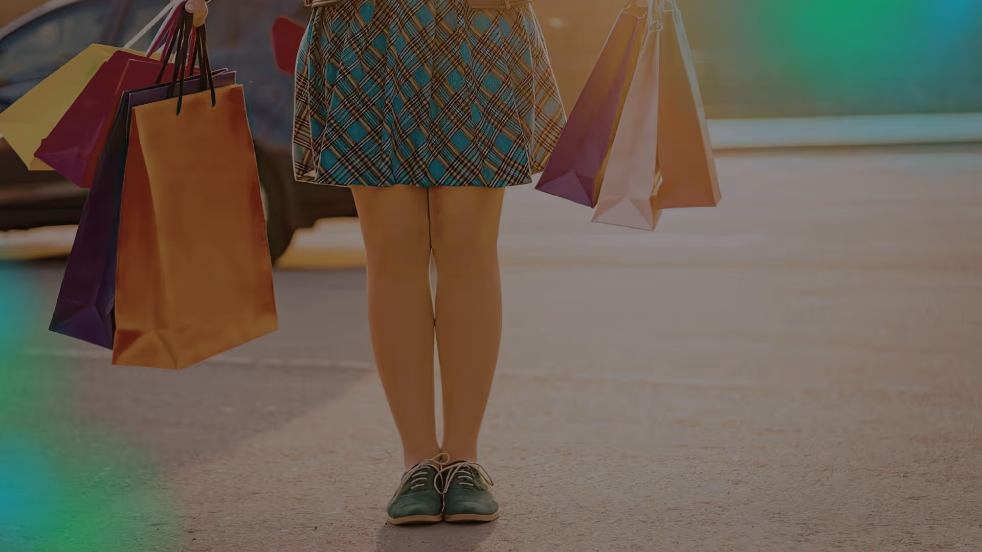 Cliente avec sacs de courses illustrant l'impact du taux de service sur la satisfaction client