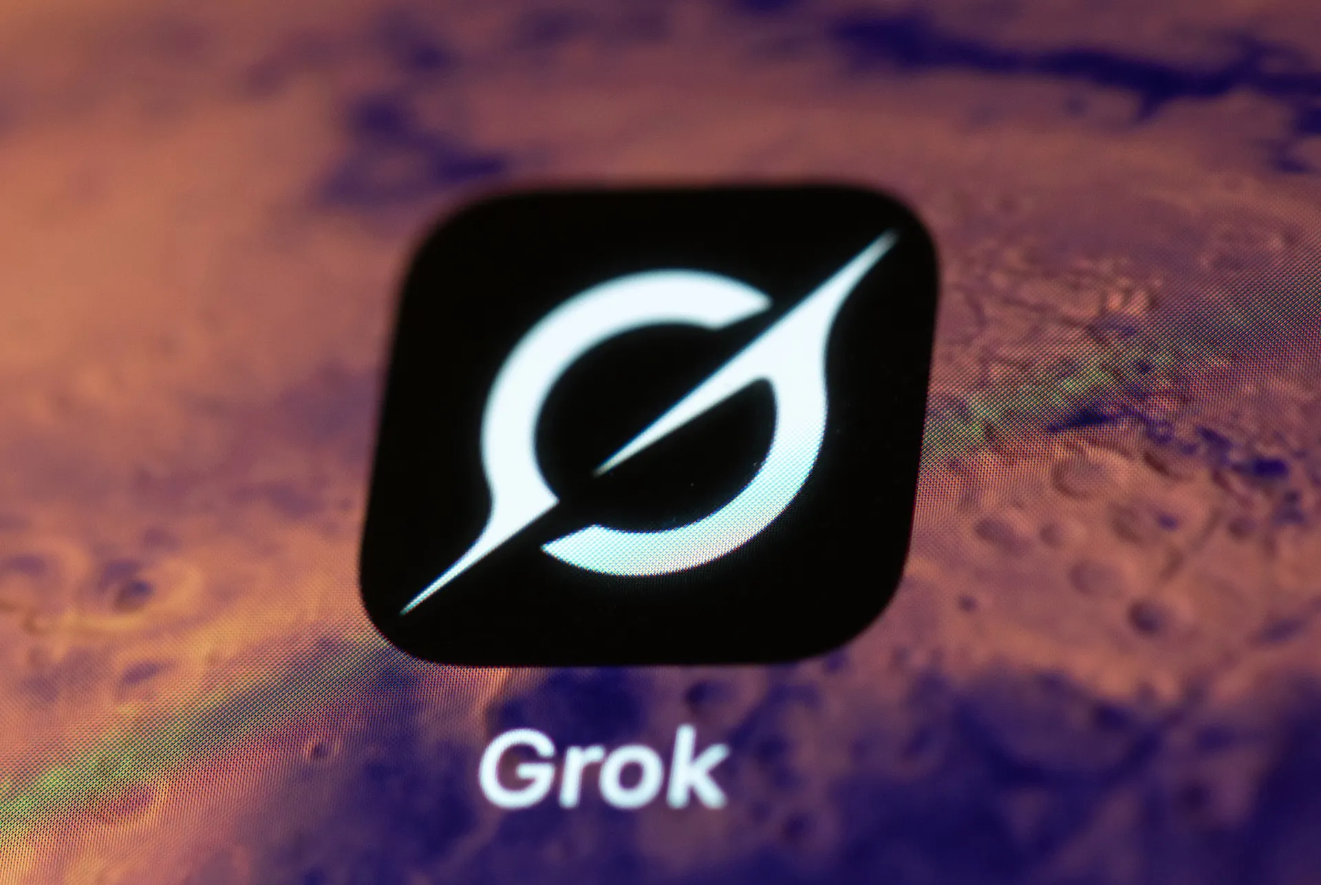 Grok : Elon Musk intègre la publicité dans son IA conversationnelle
