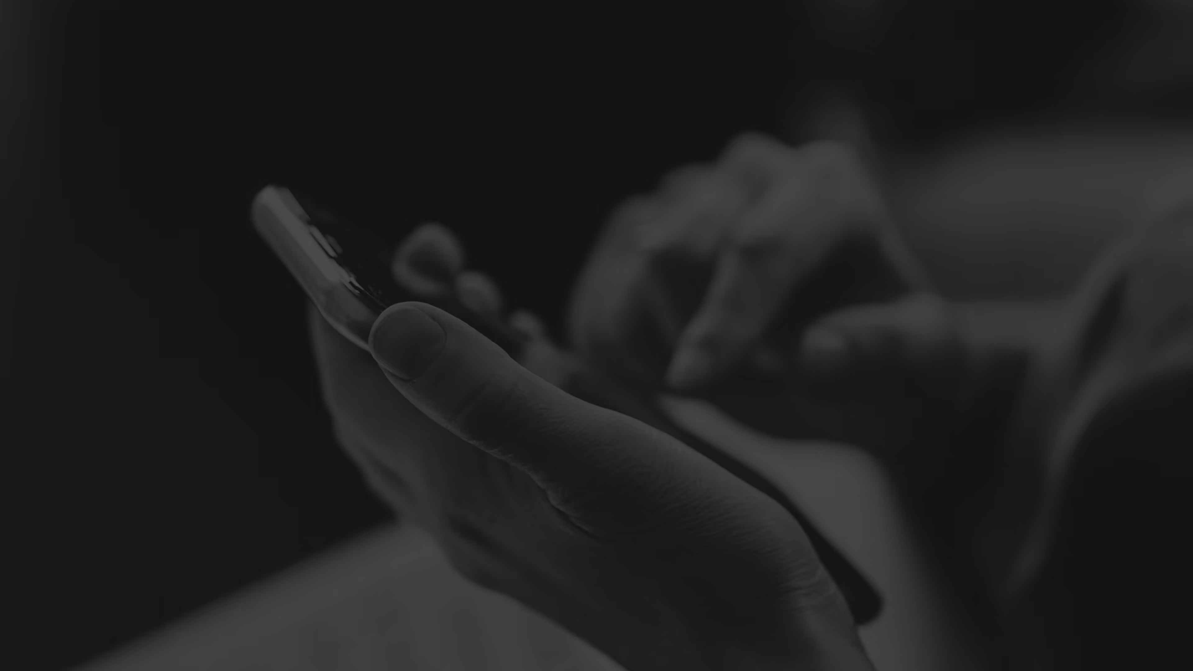 Eine Person mit einem Handy in der Hand, bereit Kontakt aufzunehmen