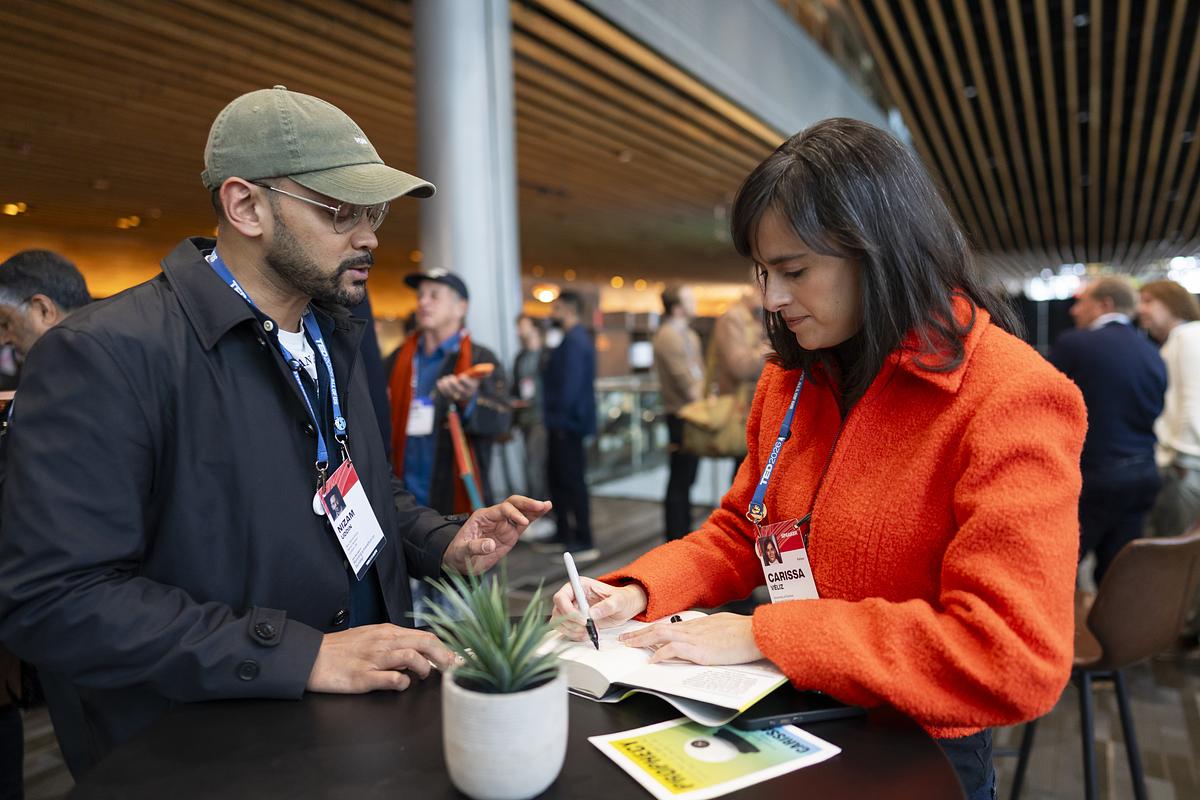 ted2026-speaker signing a book for guests-speaker meetups