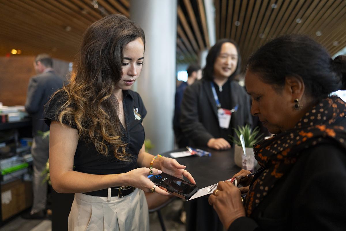 ted2026-maya higa tapping phones and swapping info with guests-speaker meetups