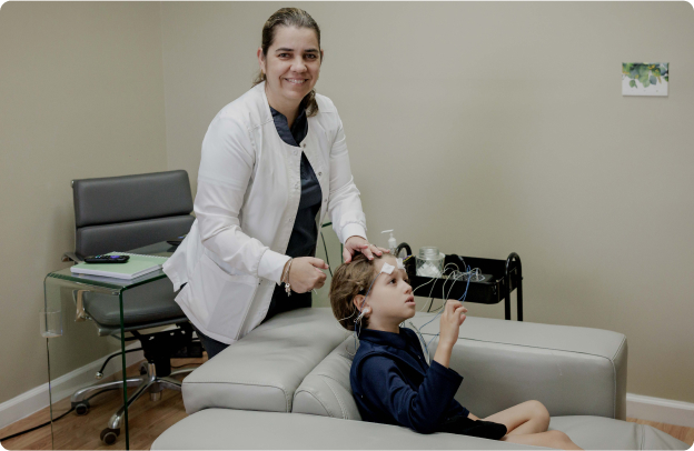 Niño con autismo recibiendo tratamiento en Developing Brains