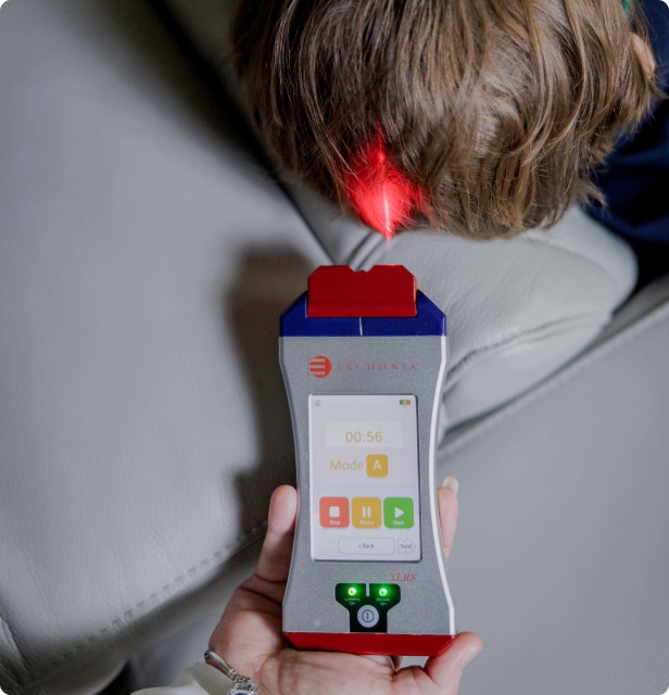 Niño con autismo recibiendo servicio de fotobiomodulación en Developing Brains