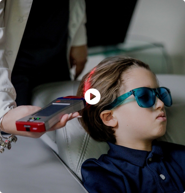 Niño con autismo recibiendo servicio de fotobiomodulación en Developing Brains