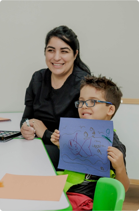Niño con autismo en una sesión personalizada de Homeschooling