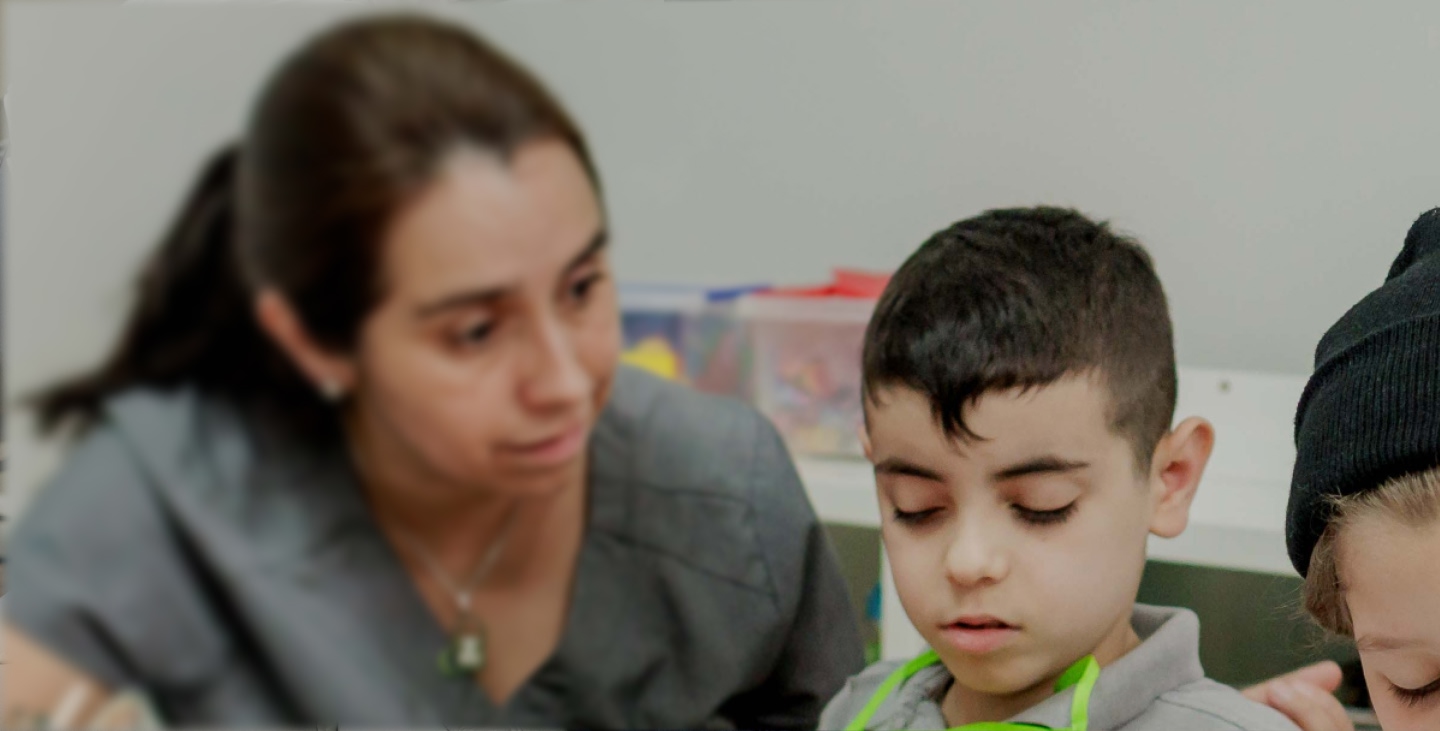 Niño con autismo en sesión de terapia en Developing Brains