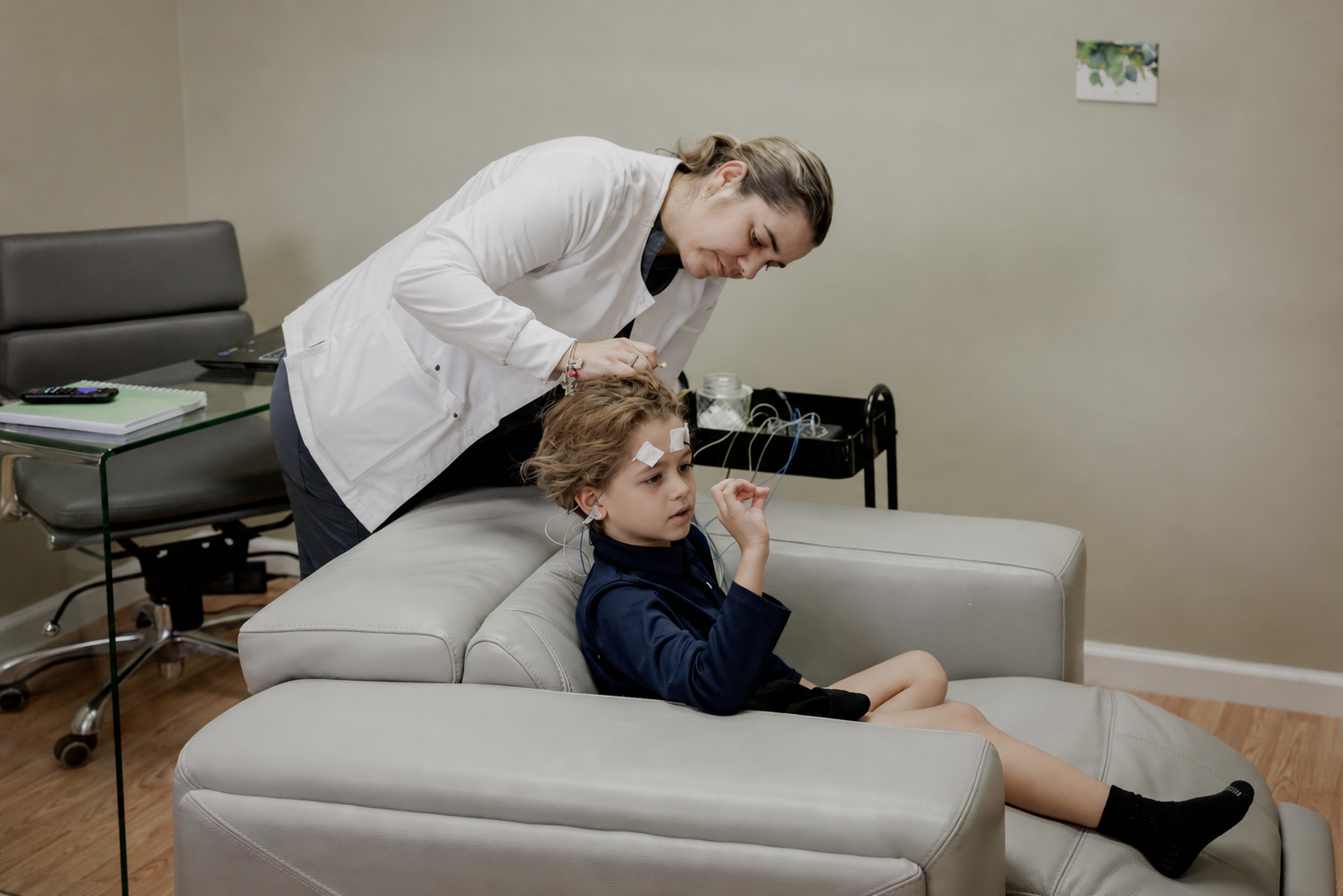 Niño realizando un mapeo cerebral en Developing Brains Miami