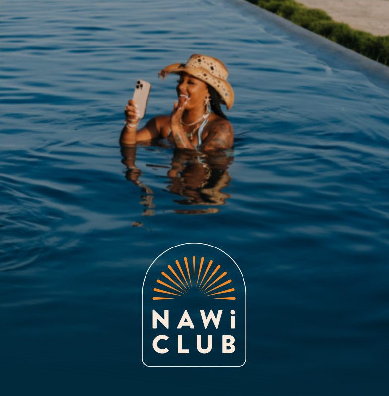 Huésped en la piscina de NAWi con el sello NAWi Club