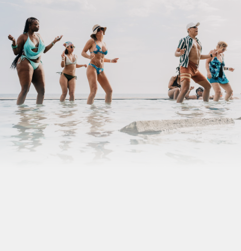 Grupo de amigos en el mar en NAWi Beach House