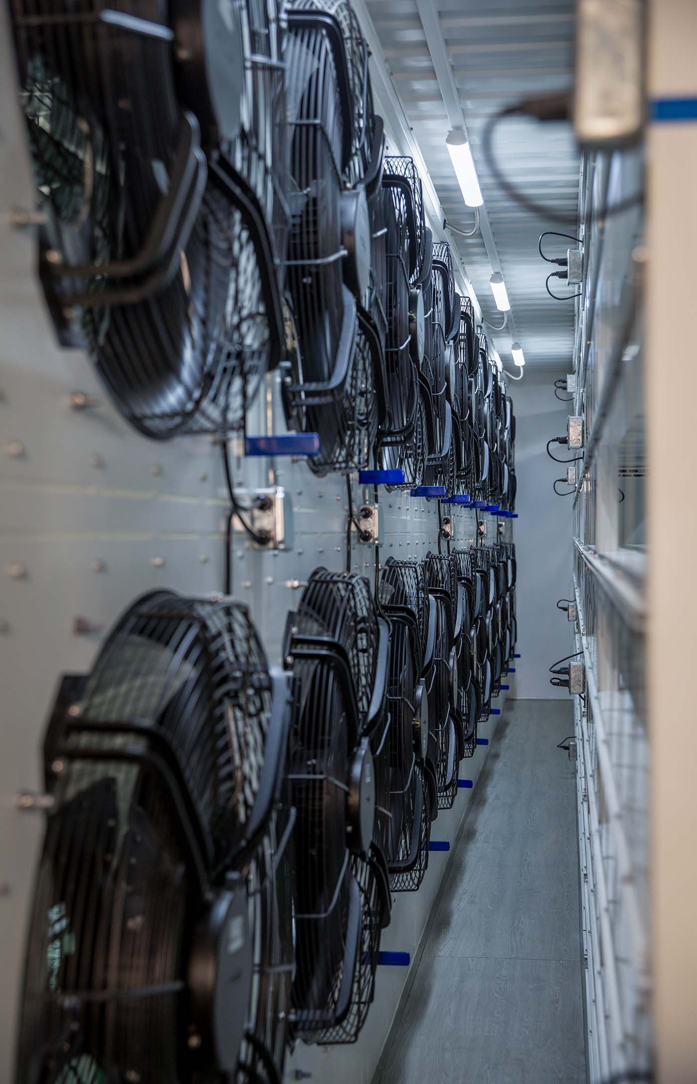 Fans inside Giga Box Air