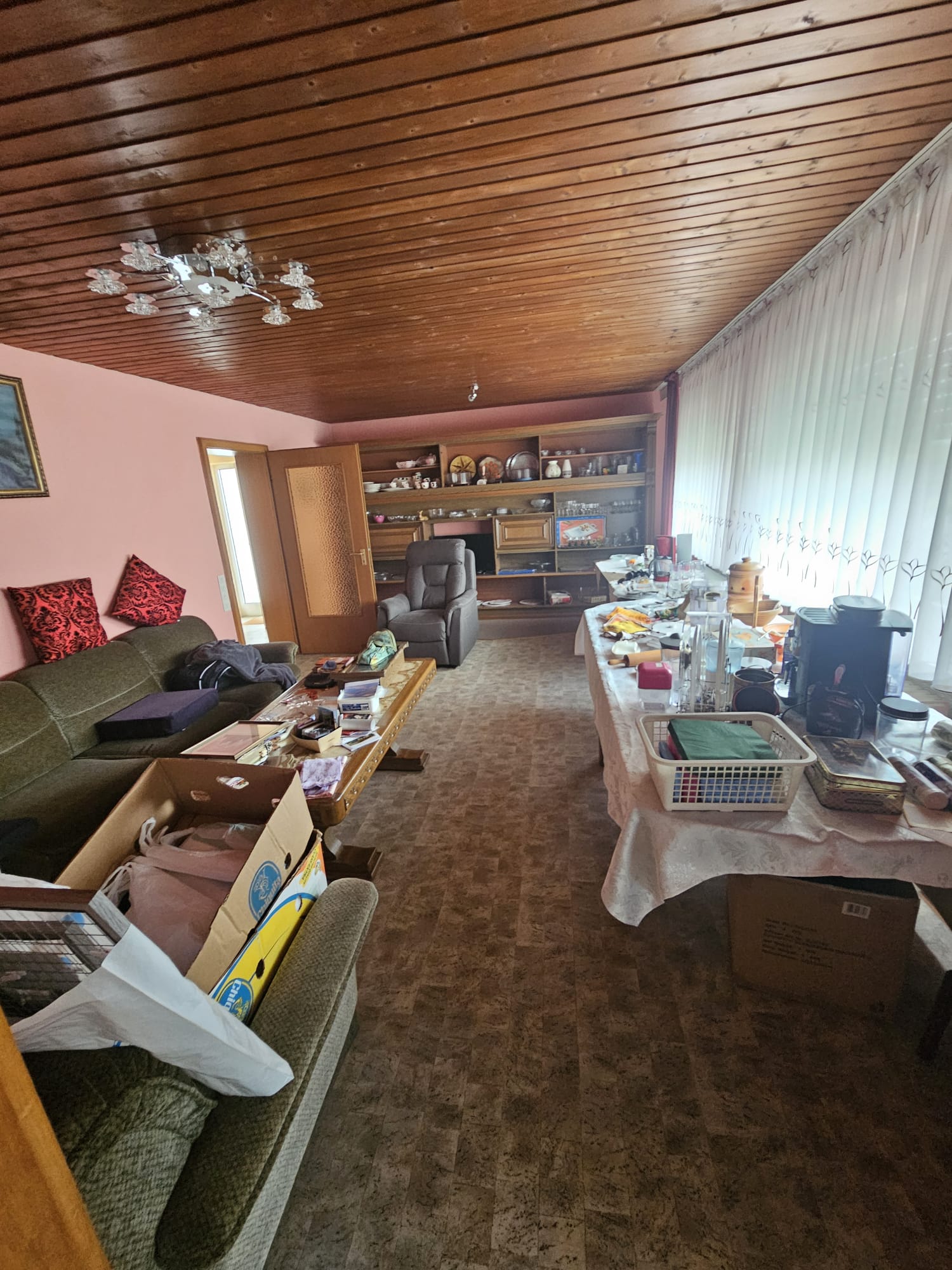 Wohnzimmer mit Möbeln und Gegenständen vor der Entrümpelung