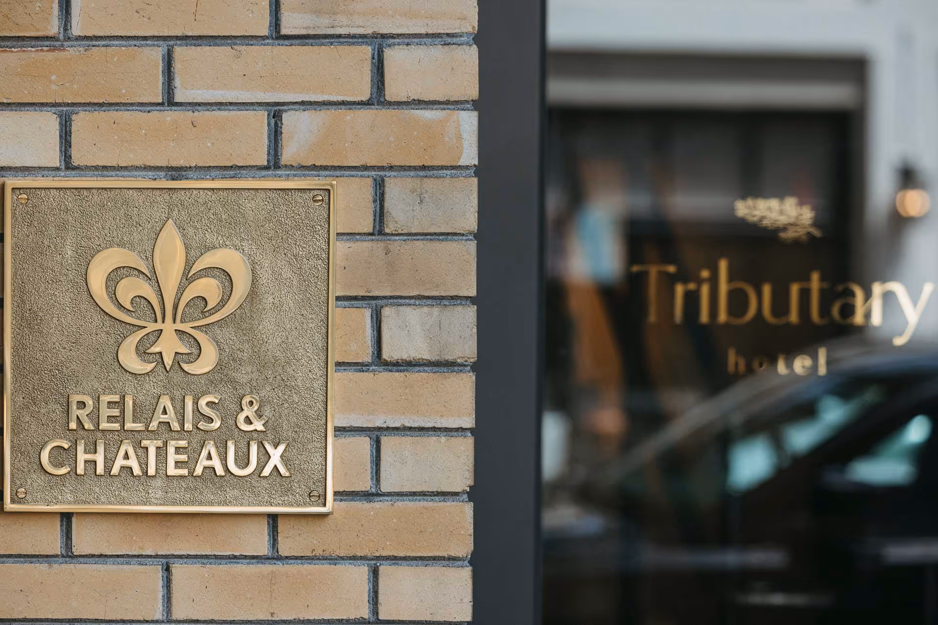relais & chateaux plaque