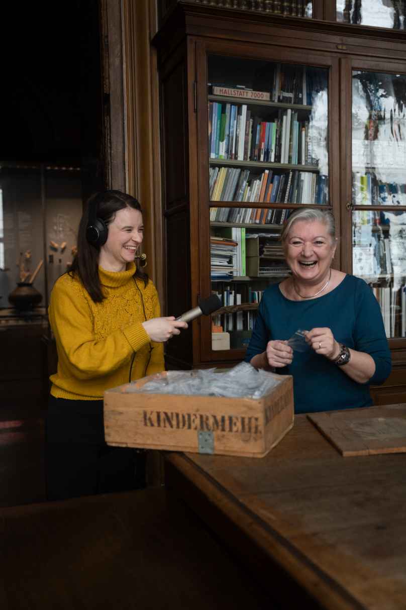 Marlene Groihofer von audioportrait und eine weitere Person welche von ihr interviewt wird haben sichtlichen Spaß bei der Arbeit und lachen herzlich