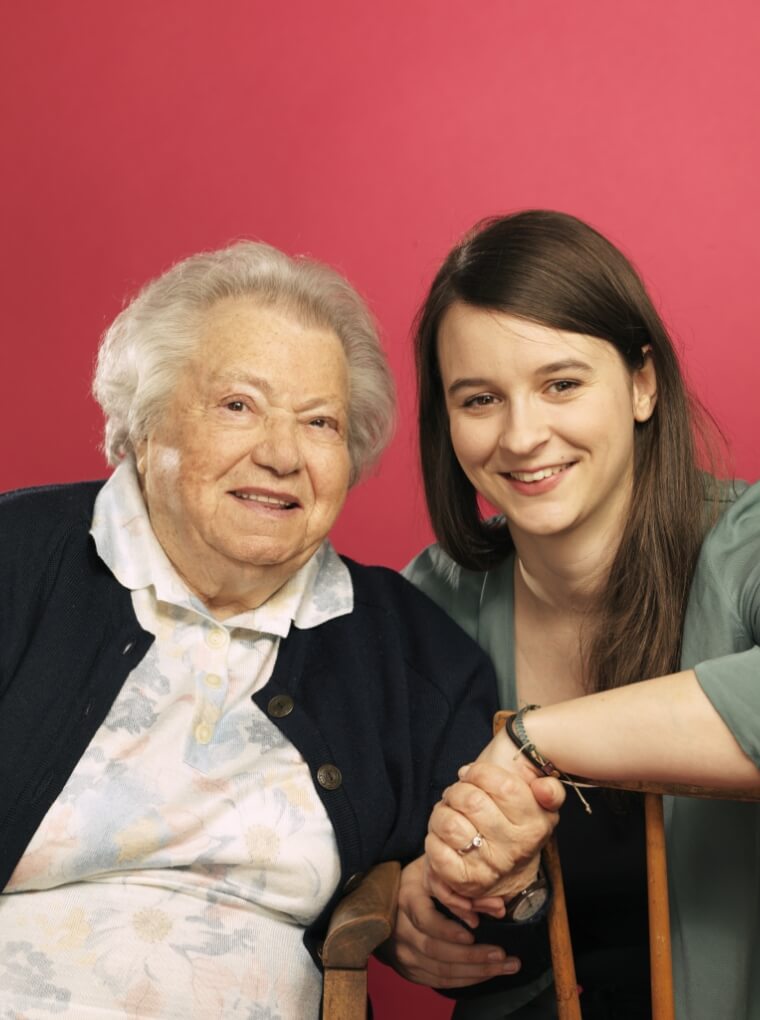 2 Personen in einem Bild. Die linke ist Gertrude Pressburger und die rechte Marlene Groihofer von Audioportrait.