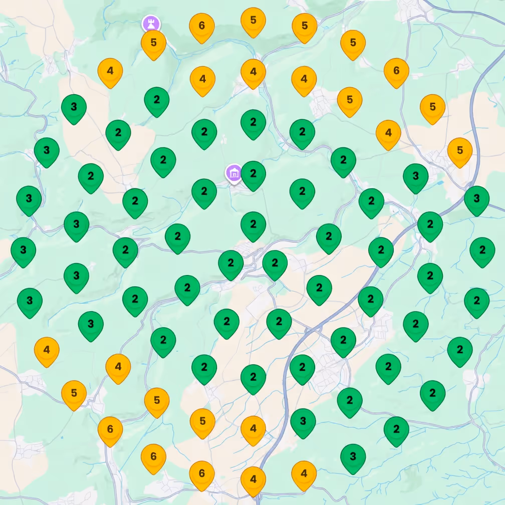 Karte mit farblich markierten Pins in Grün und Orange, die Zahlen von 2 bis 6 anzeigen, verteilt über eine Landschaft mit Straßen und Flüssen.