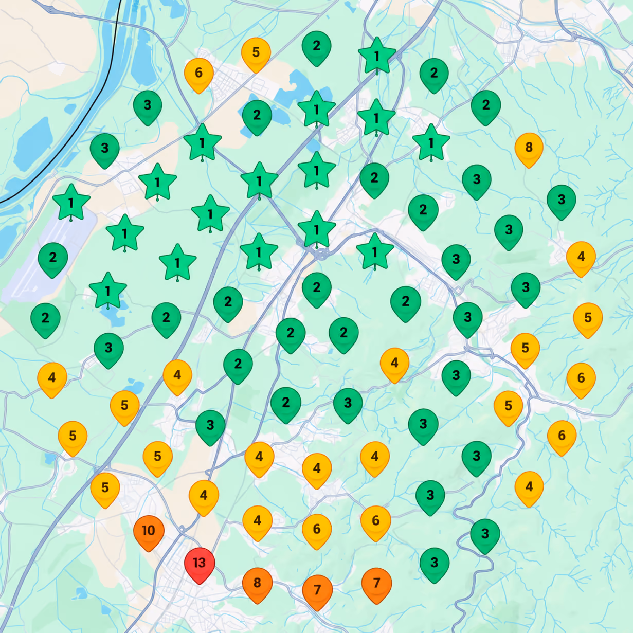 Karte mit farbcodierten Standorten, die unterschiedliche Werte anzeigen; grüne Marker mit Zahlen von 1 bis 3, gelbe Marker mit Zahlen von 4 bis 8, orange Marker mit Zahlen 7 bis 10 und rote Marker mit 13, sowie grüne Sternmarker mit Zahl 1, verteilt auf einem hellgrünen Hintergrund mit Straßen und Gewässern.