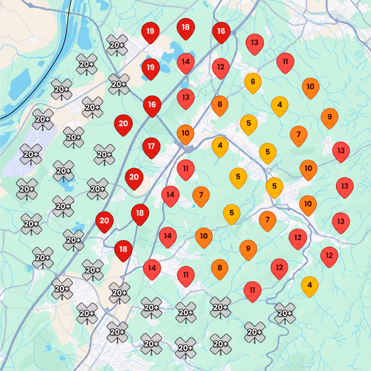 Karte mit farbcodierten Markierungen und Zahlen, die zwischen 4 und 20+ variieren, verteilt über ein städtisches Gebiet mit Straßen und Gewässern; rote, orange und gelbe Tropfenmarkierungen zeigen unterschiedliche Werte, graue Windmühlen mit 20+ in der linken und unteren Kartenhälfte.