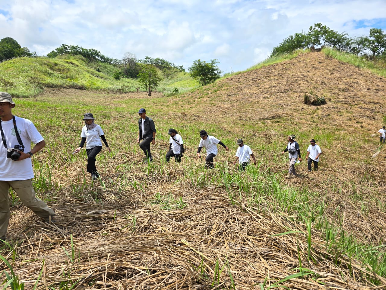 Thryve.Earth field team conducting restoration work in a forested landscape, illustrating tech-enabled nature-based carbon project execution in Indonesia.