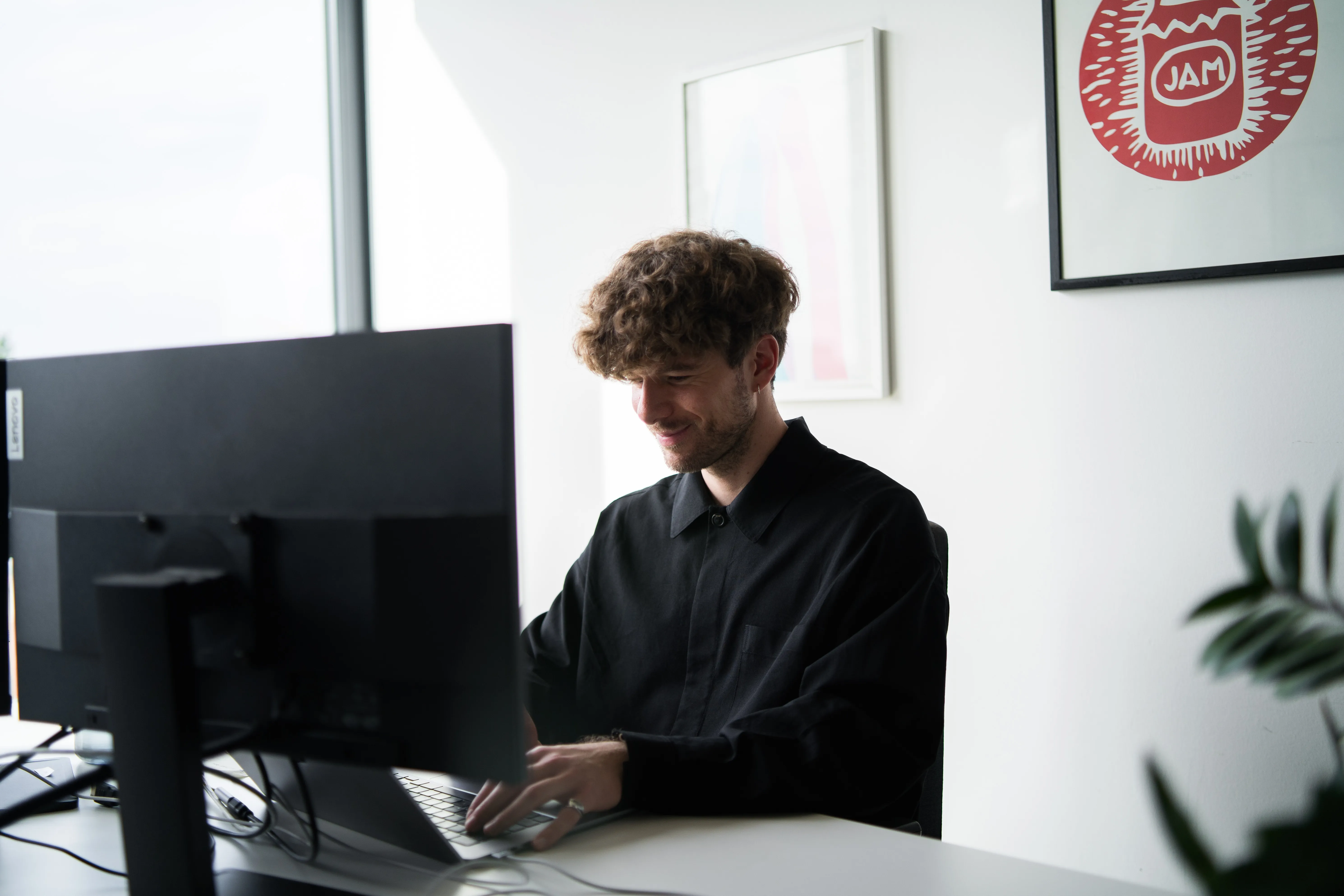 Person arbeitet am Rechner