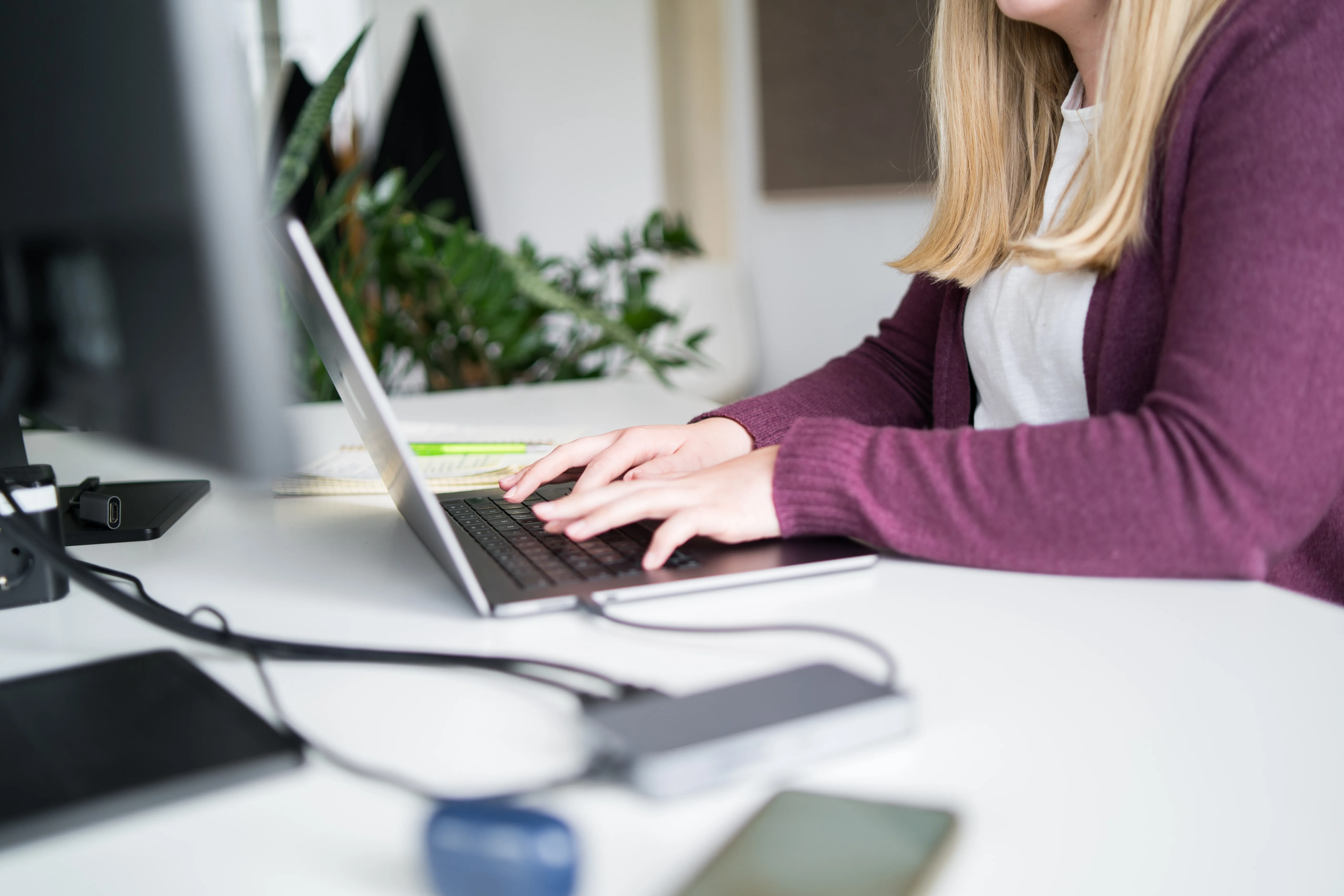 Frau arbeitet am Laptop