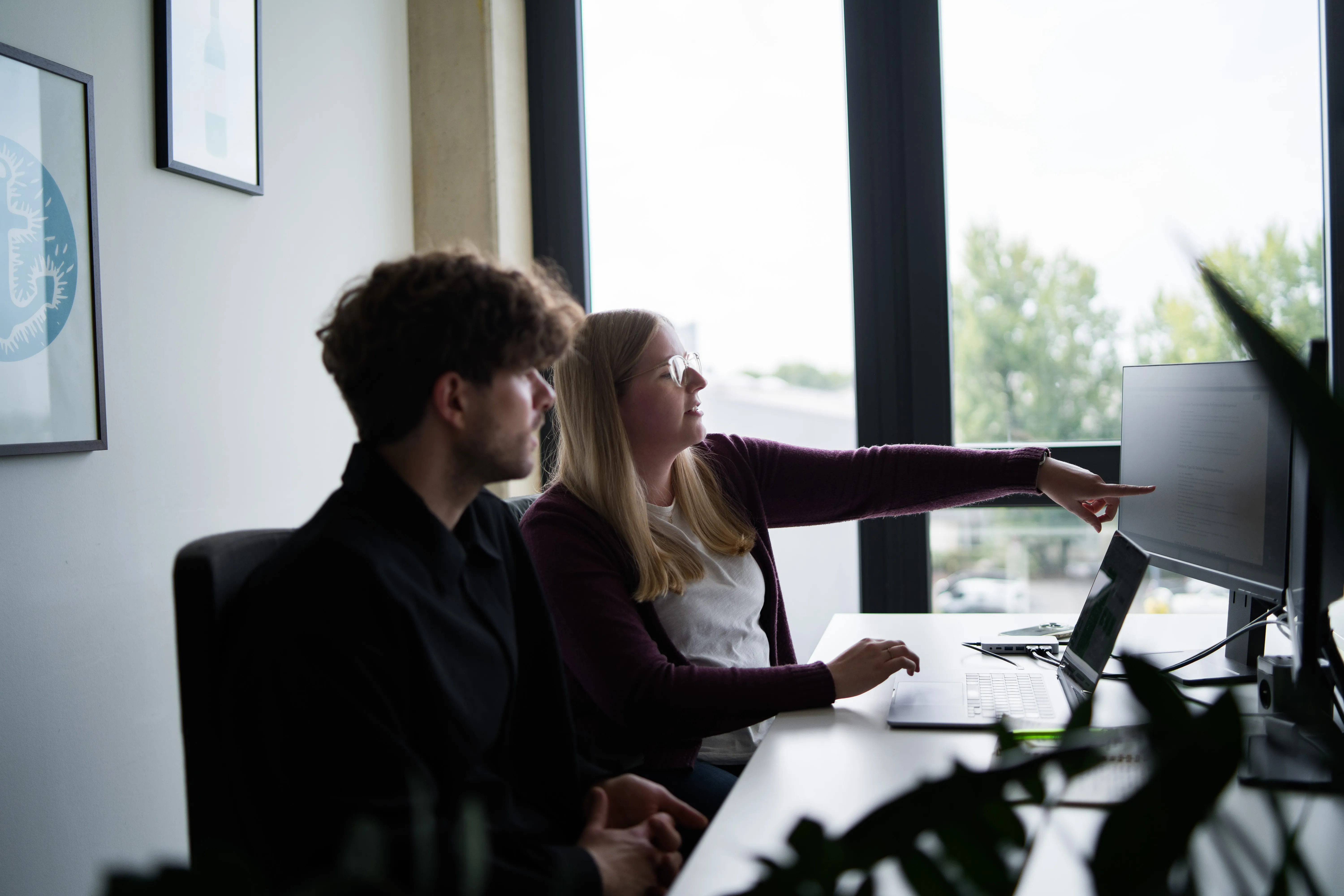 Mitarbeitende im Gespräch