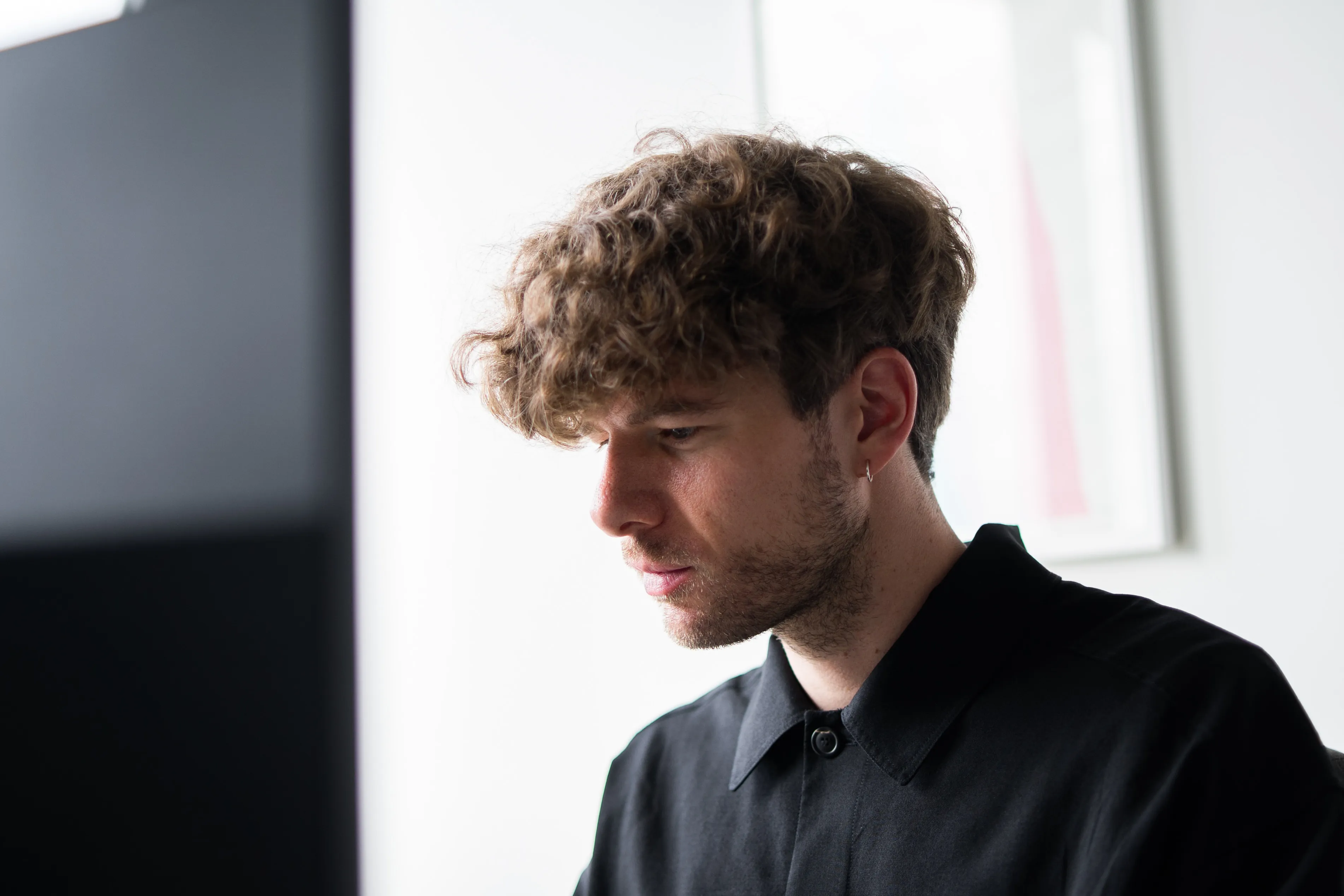 Mitarbeitender vor dem Monitor