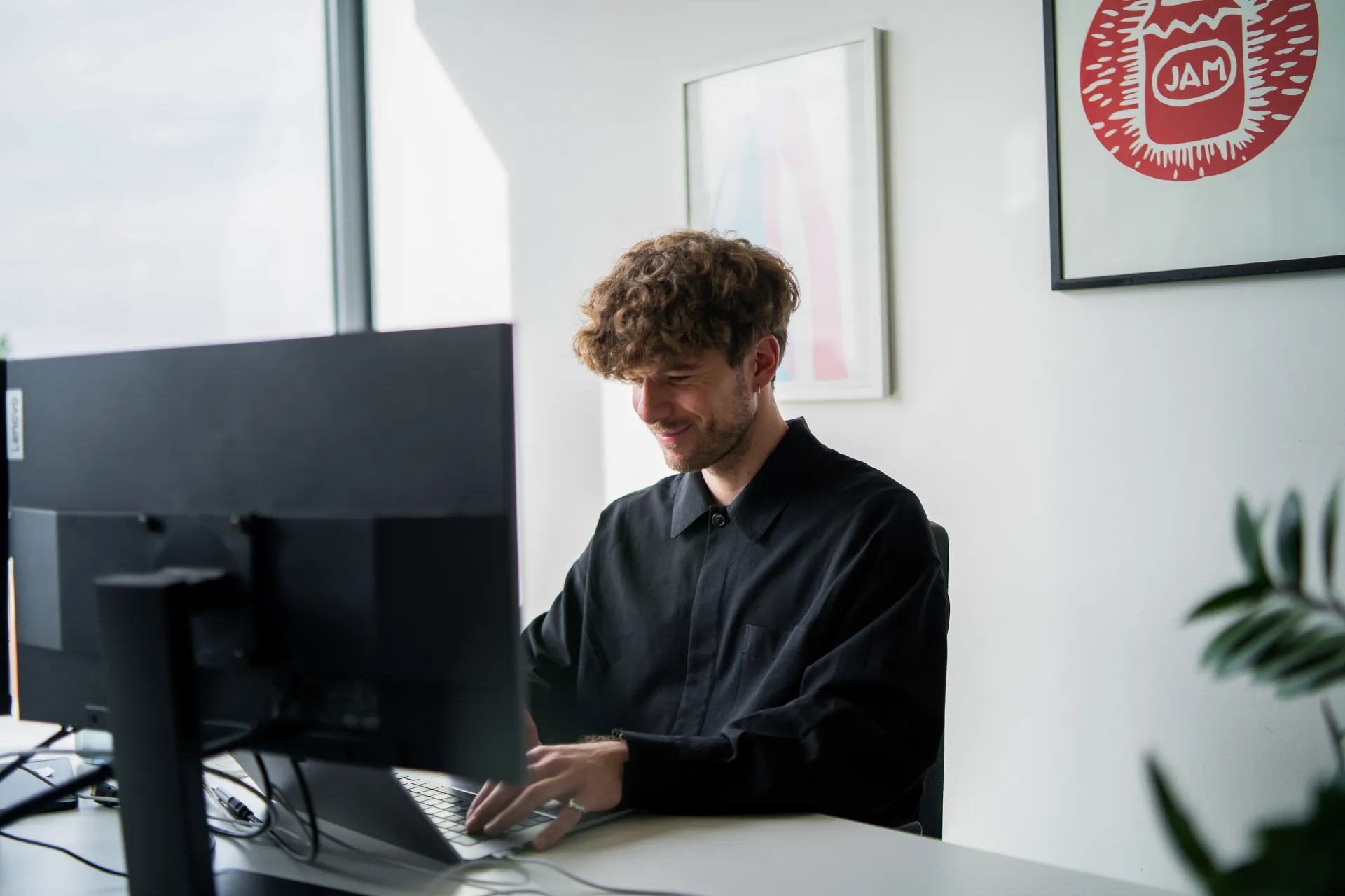 Person arbeitet am Rechner