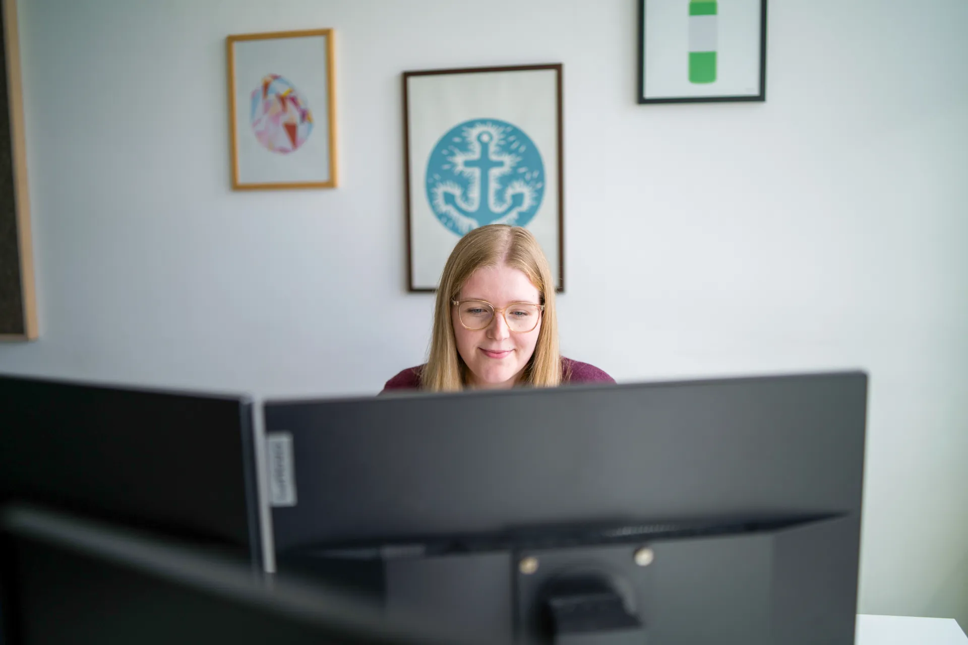 Frau am Computerbildschirm