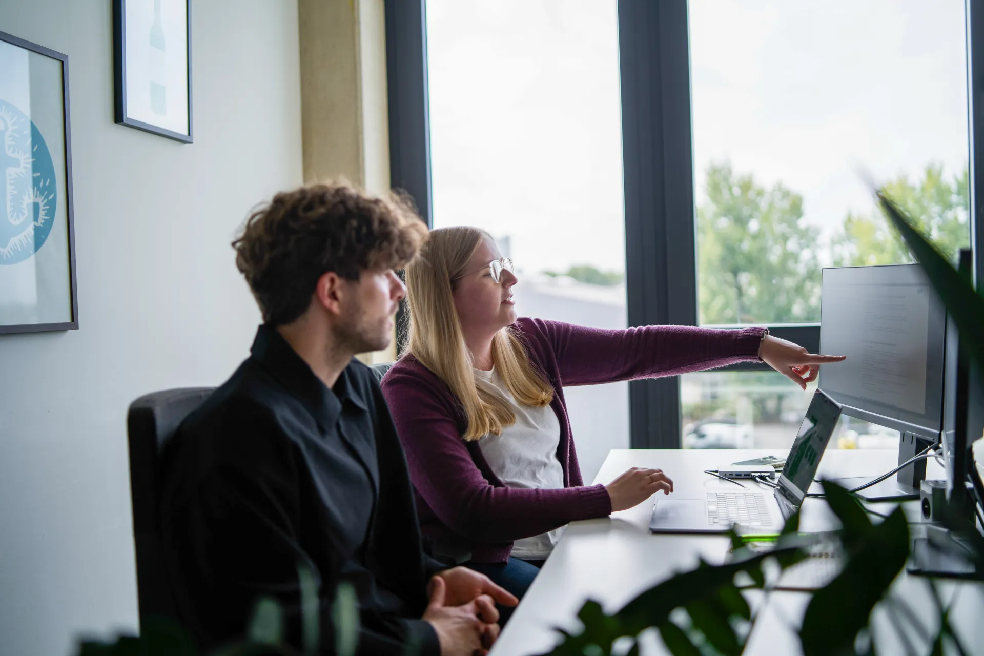  Mitarbeitende im Gespräch