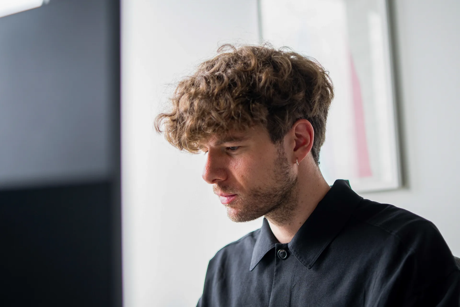 Mitarbeitender vor dem Monitor