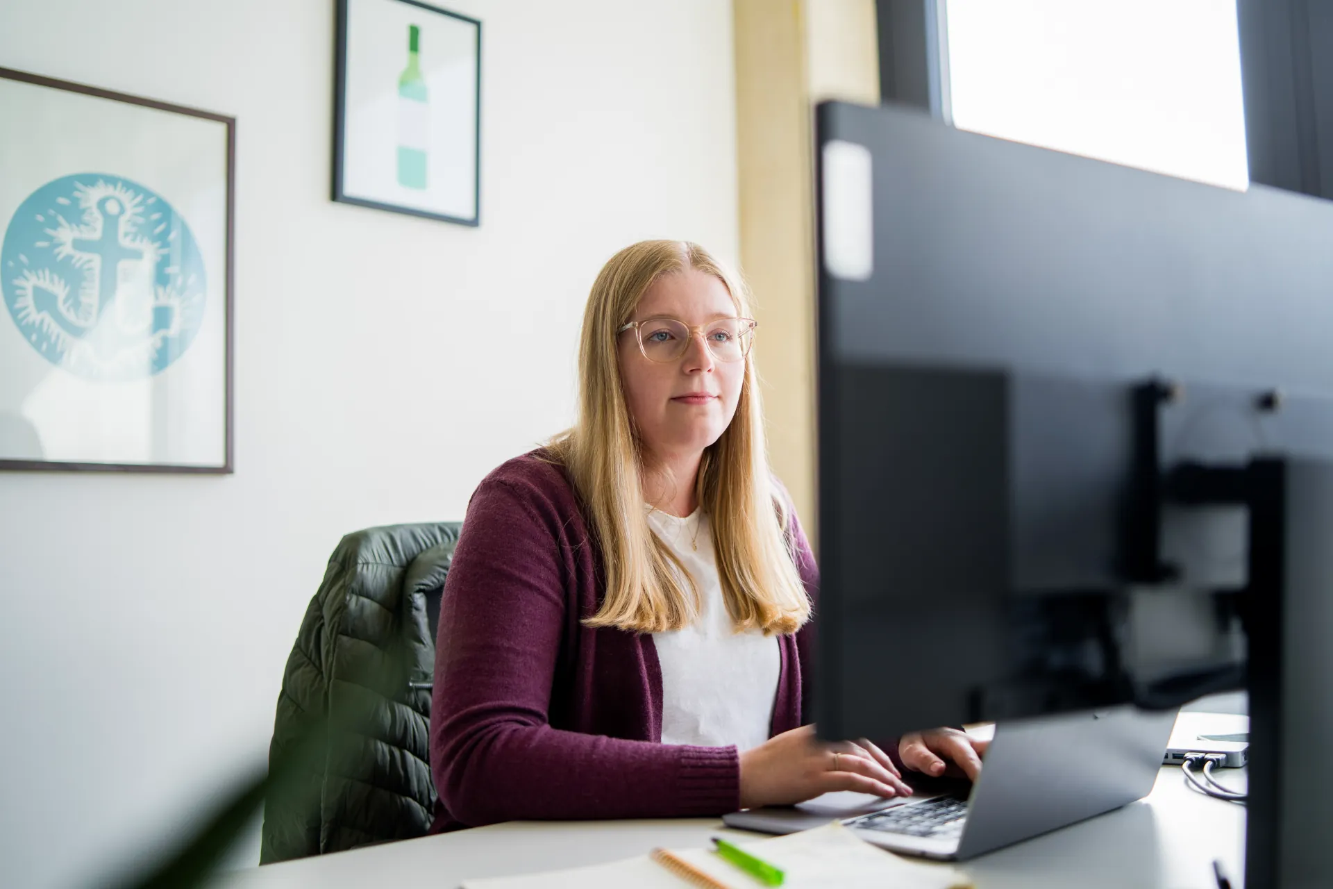 Mitarbeiterin arbeitet am Computer