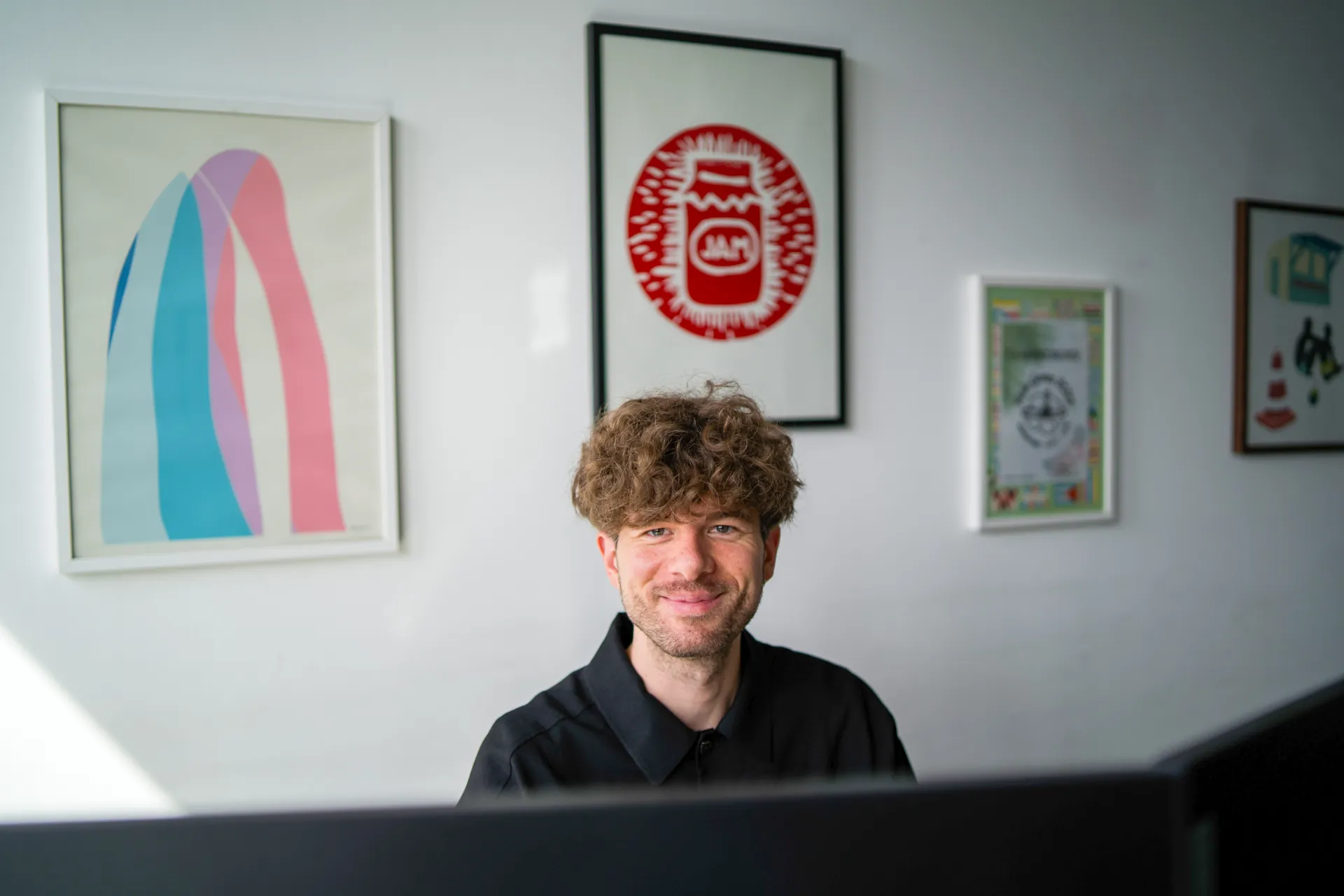 Mitarbeitender in der Rollenplanung am PC 