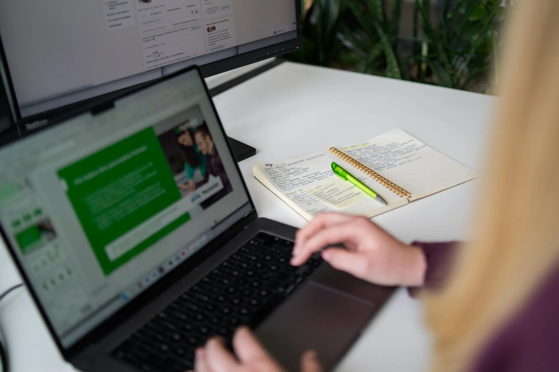 runHR Kollegin am Laptop