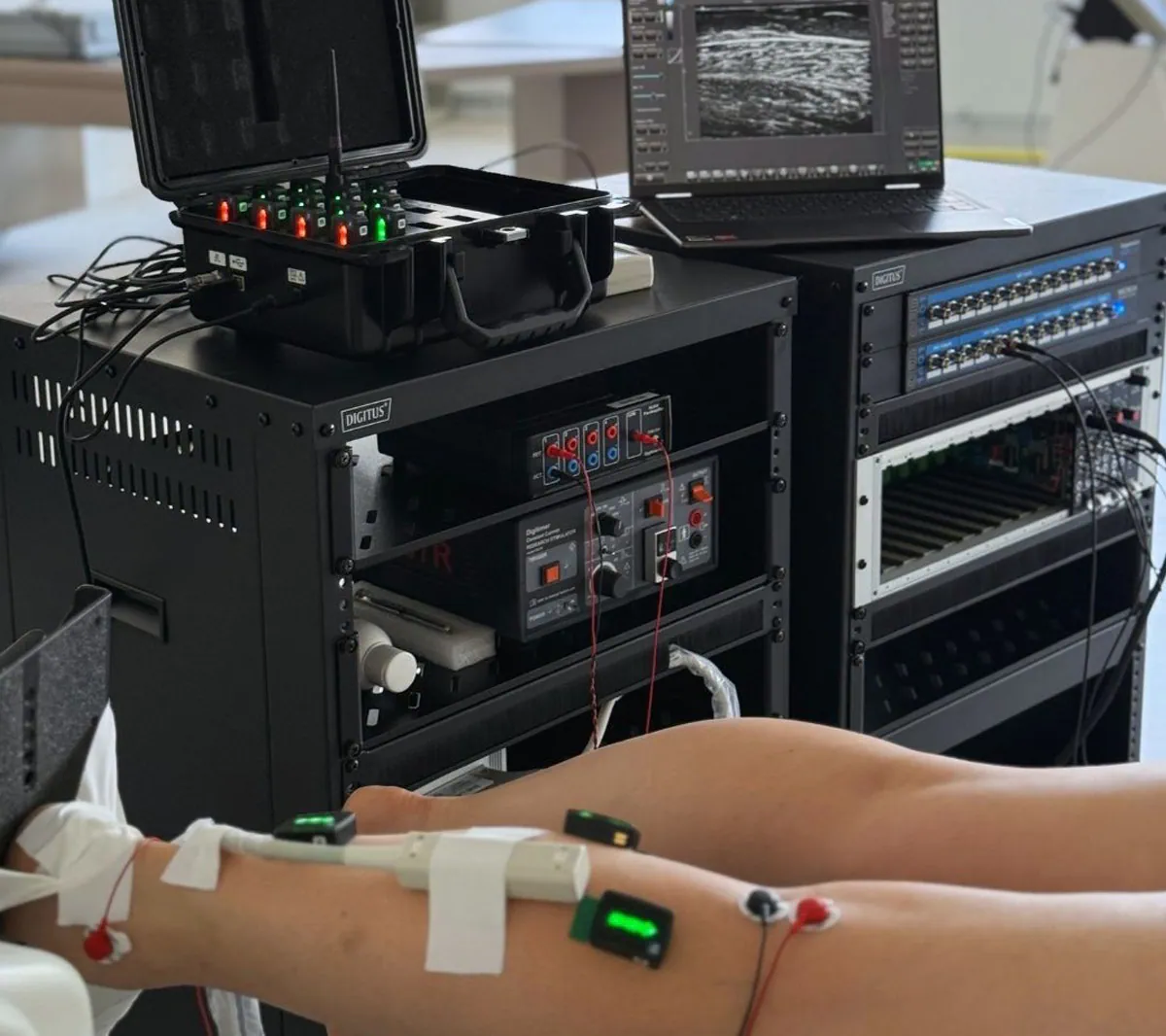 EMG and ultrasound experimental setup highlighting hardware configuration