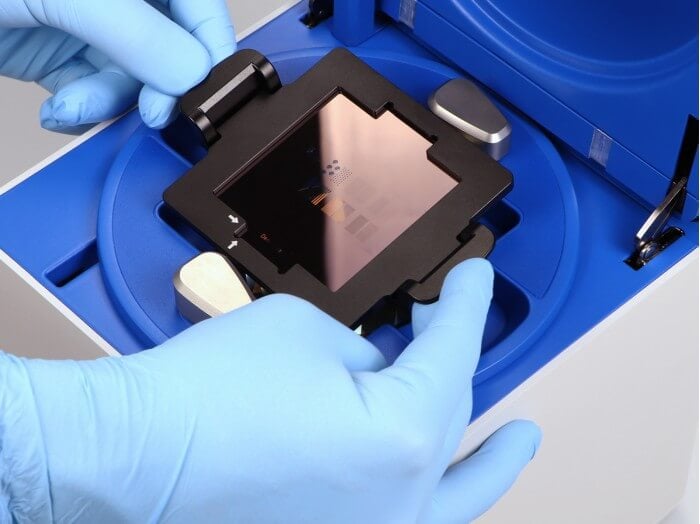 ibidi Micro-Illumination System - photomask placement and sample fastening