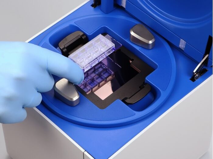 ibidi Micro-Illumination System - loading a sample slide into the instrument