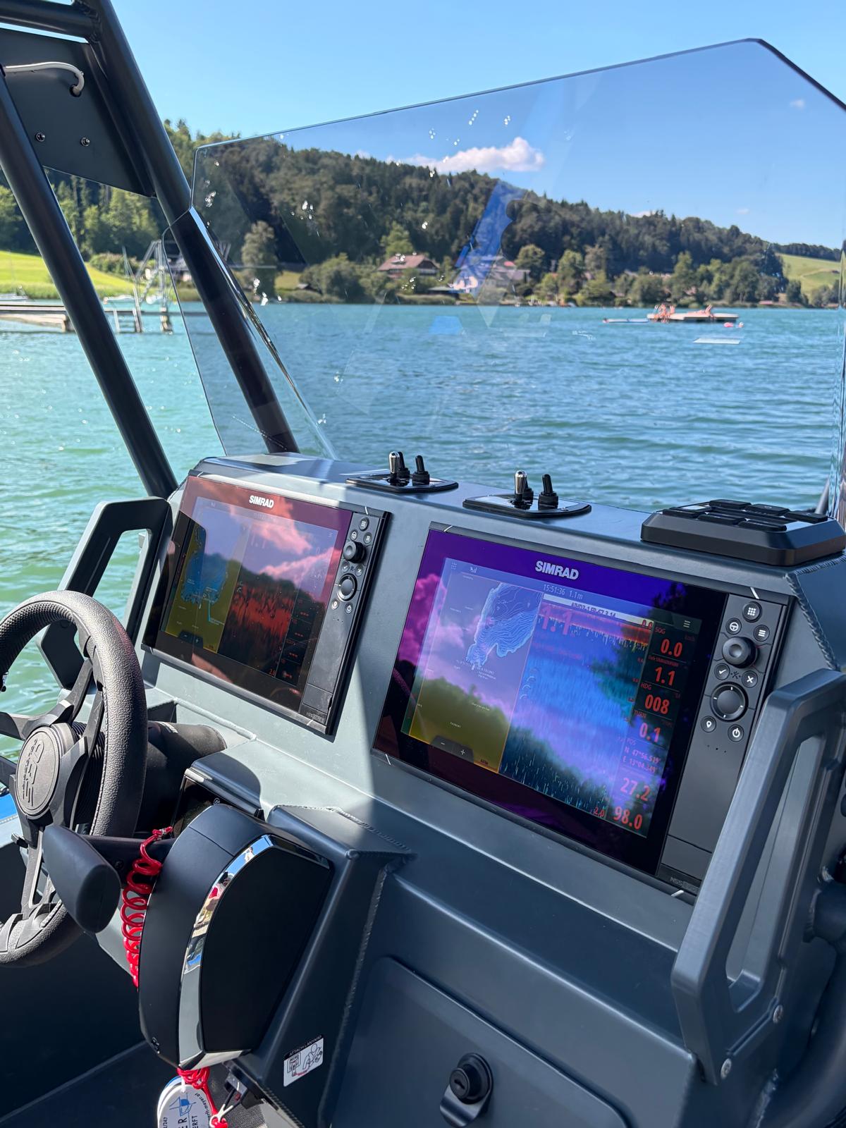 Helm of the Aquaspirit S585 Pro with two Simrad multifunction displays