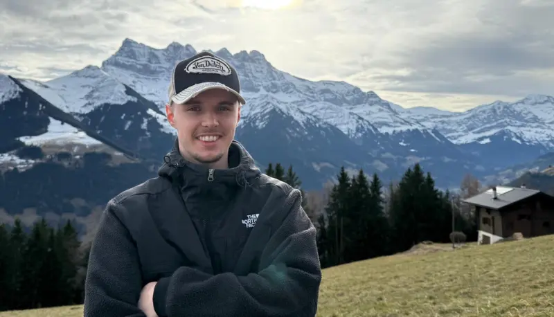 Anthony, fondateur de l'Agence 1872 à Troistorrents, expert web en Valais avec panorama alpin en arrière-plan