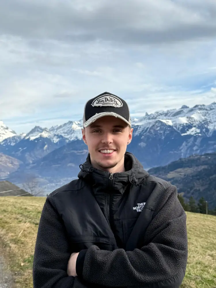 Anthony, fondateur de l'Agence 1872, devant les Alpes valaisannes — expert en création de site internet en Valais