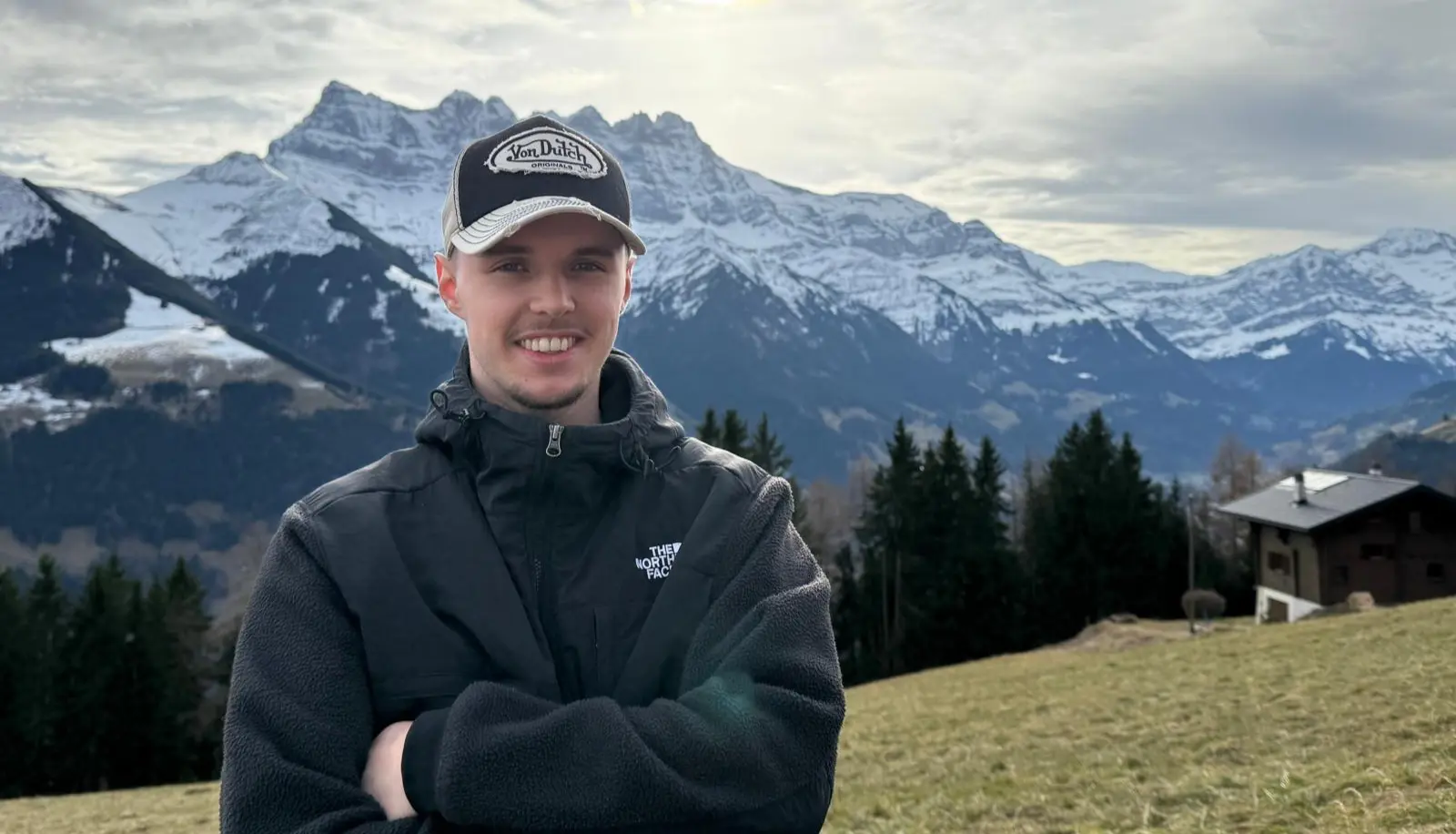 Anthony, fondateur de l'Agence 1872, devant les Alpes enneigées de Troistorrents en Valais — expert web et publicité digitale