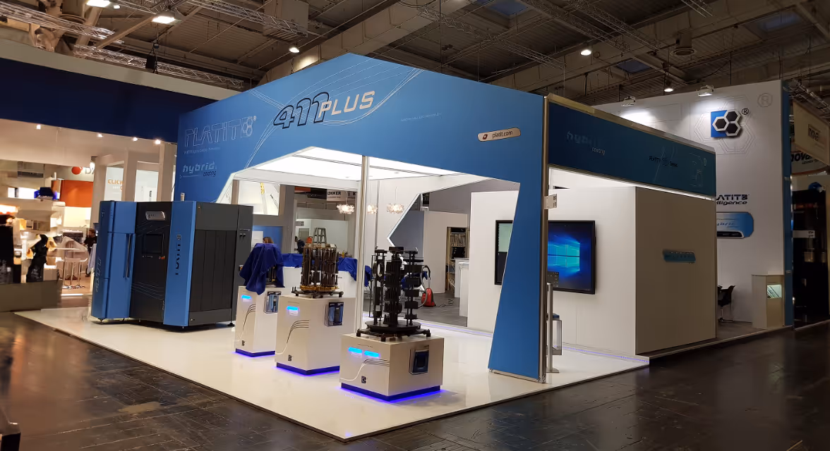 Platit Messestand mit blau-weißen Elementen.